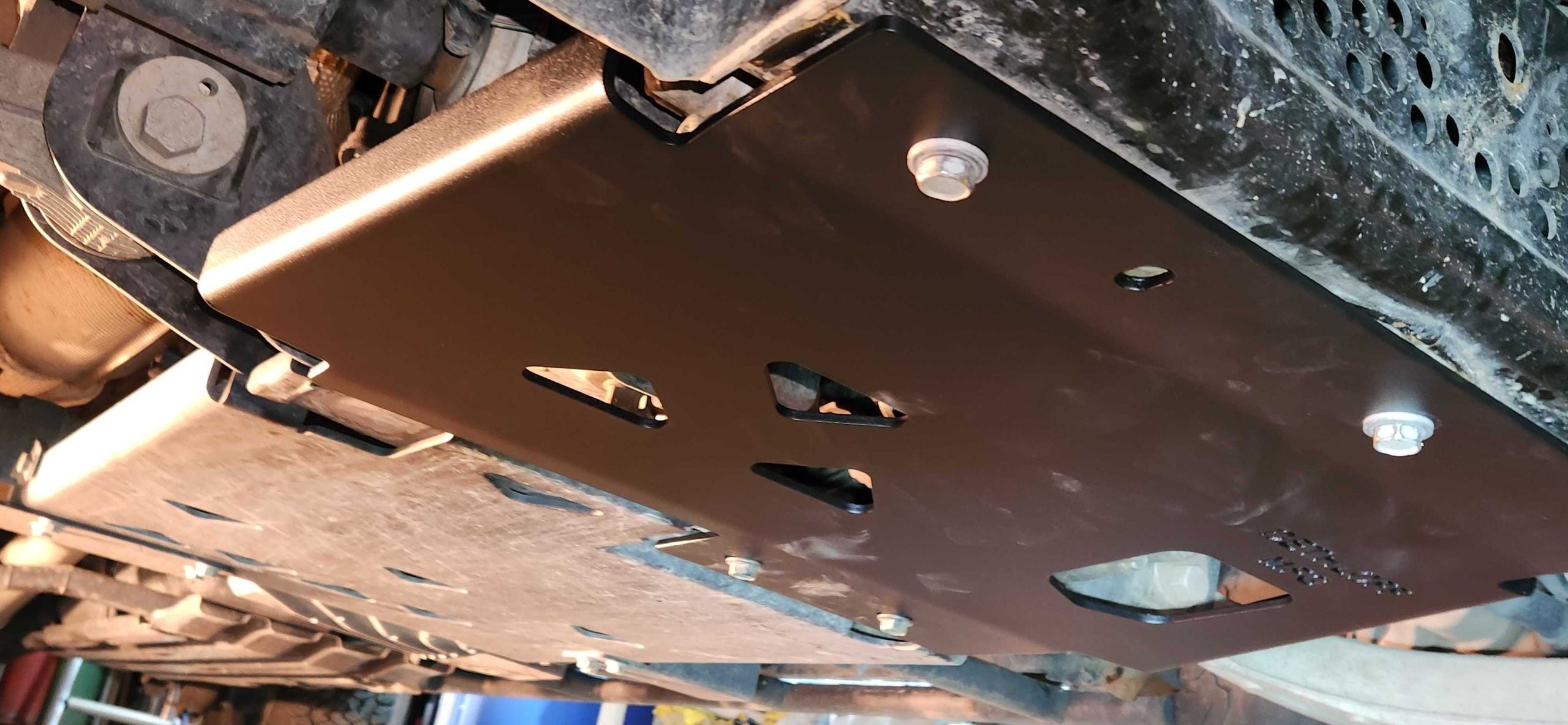The plate fitted, seen from the side with the differential housing above it