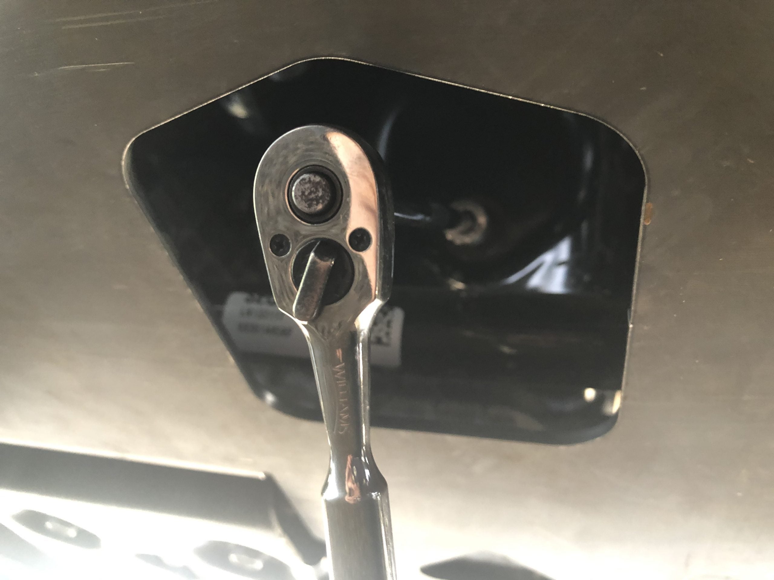 A ratchet on a bolt at the corner of the fitted plate
